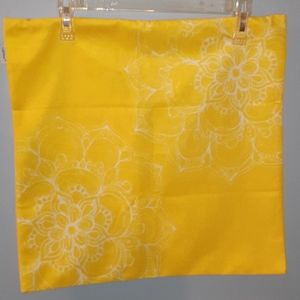 Calitime Yellow & White Floral Print Cover NWOT